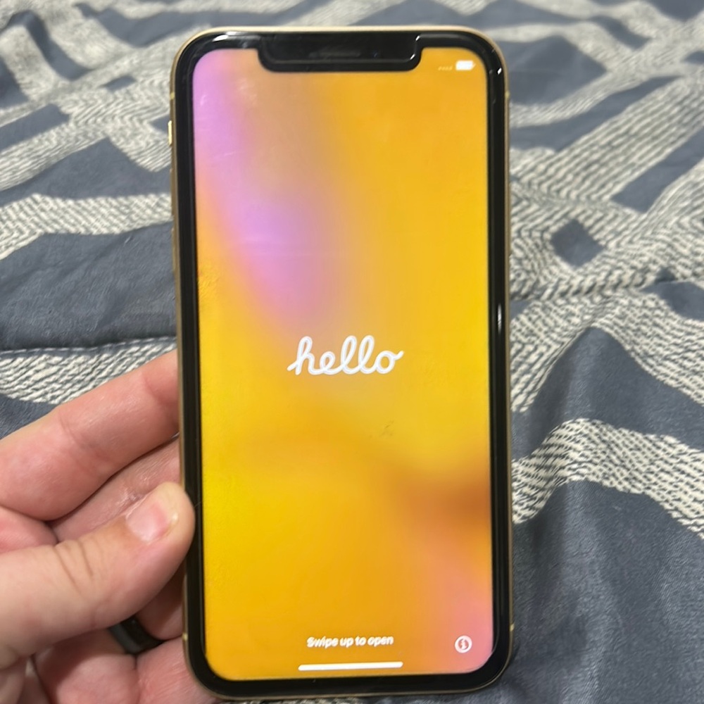 Apple iPhone SE yellow